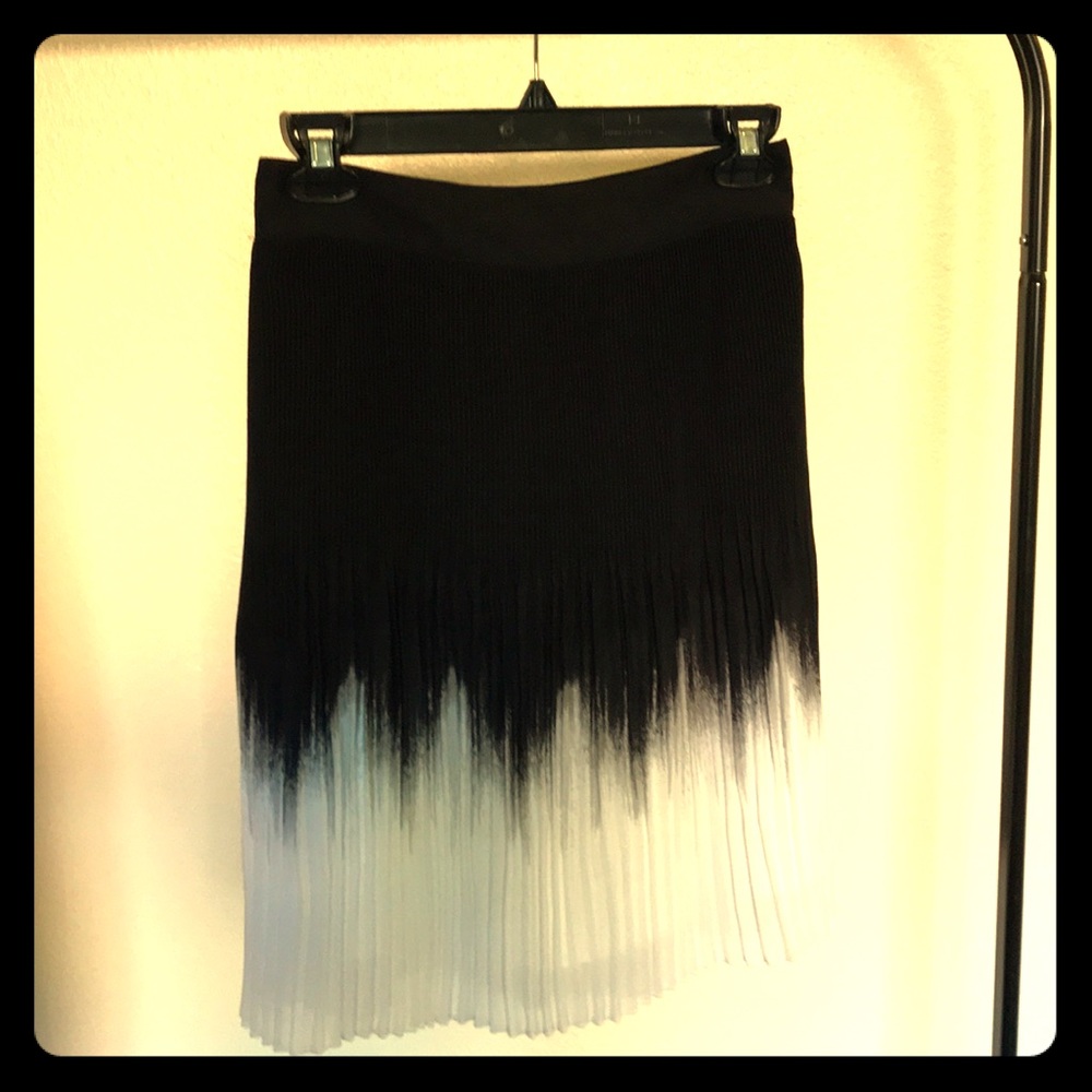 Women’s Skirt - Size 0 - White House Black Market